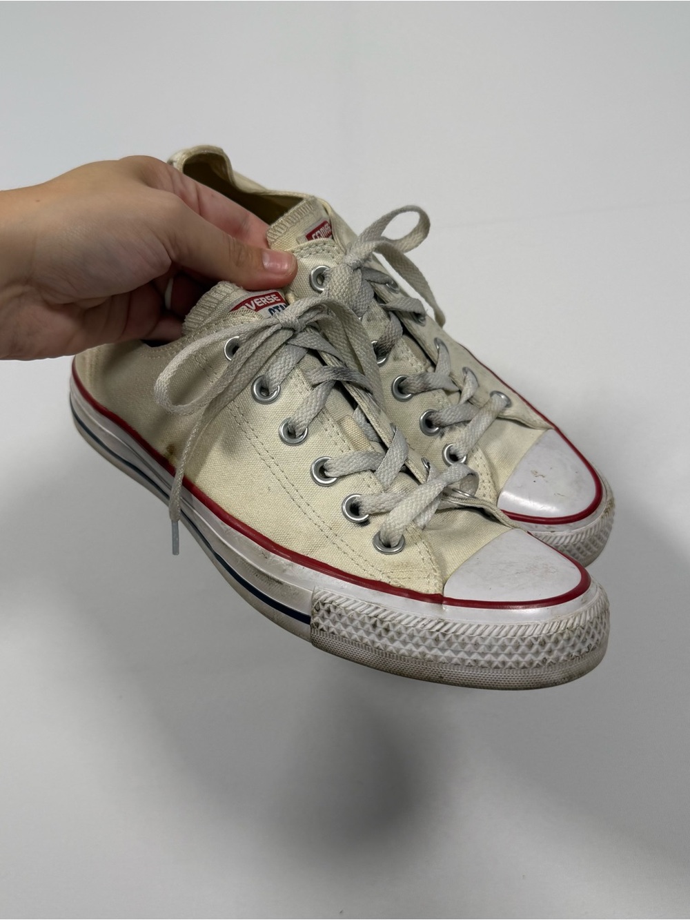 Converse low top sneakers in off white size 8
